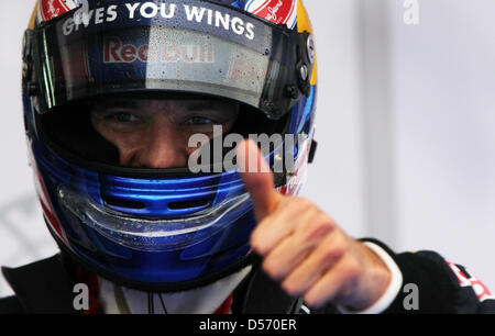 Der australische Formel-1-Rennfahrer Mark Webber vom Team Red Bull zeigt am Samstag (03.04.2010) den erhobenen Daumen nach Qualifikationsrennen dem auf der Rennstrecke a Sepang bei a Kuala Lumpur (Malesia). Webber avviato vor Rosberg und Vettel am Sonntag von der Polepostition. Mit dem Großen Preis von Malaysia avviato am Osterwochenende das dritte Rennen der Formel-1-Saison 2010. Foto Stock