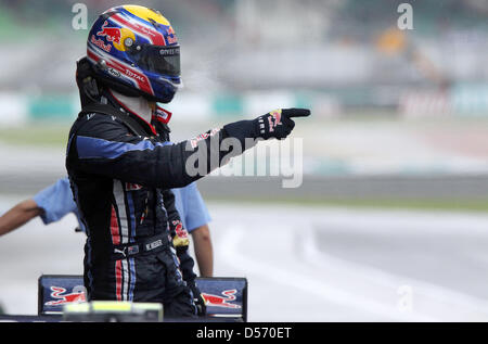 Der australische Formel-1-Rennfahrer Mark Webber vom Team Red Bull jubelt am Samstag (03.04.2010) nach Qualifikationsrennen dem auf der Rennstrecke a Sepang bei a Kuala Lumpur (Malesia) den Zuschauern zu. Webber avviato am Sonntag vor Rosberg und Vettel am Sonntag von der Polepostition. Mit dem Großen Preis von Malaysia avviato am Osterwochenende das dritte Rennen der Formel-1-ISC Foto Stock