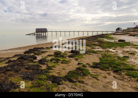 Una vista generale della RNLI scialuppa di salvataggio Station a Bembridge sull'Isola di Wight prese da Lane End Beach Foto Stock