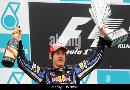 Der deutsche Formel-1-Rennfahrer Sebastian Vettel vom Team Red Bull jubelt am Sonntag (04.04.2010) nach seinem Sieg beim Formel-1-Rennen auf der Rennstrecke a Sepang bei a Kuala Lumpur (Malesia). Vettel gewinnt vor Teamkollege Webber und dem deutschen Formel-1-Rennfahrer Rosberg von Mercedes Grand Prix. Mit dem Großen Preis von Malaysia startete am Osterwochenende das dritte Rennen Foto Stock