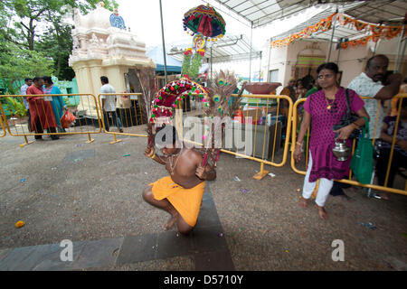 Singapore. Il 26 marzo 2013. Il festival di Thaipusam commemora la vittoria del bene sul male e che viene celebrato da Hindu devoti che portano il fardello fisico noto come Kavadi con sbandieratori e prendere per piercing loro guance e alette Credito: Amer Ghazzal/Alamy Live News Foto Stock