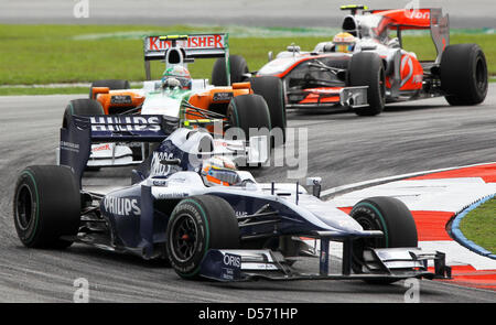 Il tedesco Nico Huelkenberg di Williams conduce lâ italiano Vitantonio Liuzzi del team Force India e il britannico Lewis Hamilton von McLaren Mercedes durante il Gran Premio di Formula Uno della Malesia sul circuito di Sepang vicino a Kuala Lumpur, Malesia, 04 aprile 2010. Il tedesco Sebastian Vettel del Team Red Bull ha vinto davanti al compagno di squadra australiano Mark Webber e il tedesco Nico Rosberg della Mercedes Grand Prix. Ph Foto Stock