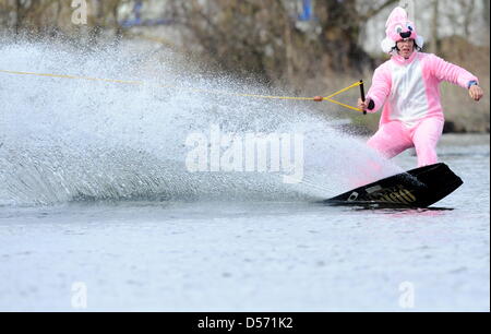 Il tedesco wakeboarder Rene Konrad, mondo secondo in classifica il 'Open Uomini' categoria, esegue un salto sul suo wakeboard indossando un rosa Easter Bunny costume in Amburgo, Germania, 04 aprile 2010. Konrad si prepara per il wakeboard campionati del mondo che si svolgerà in Neubrandenburg, Germania questo summmer. Egli indossava il costume in occasione dell apertura del centro sci nautico ho Foto Stock