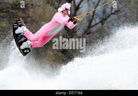 Il tedesco wakeboarder Rene Konrad, mondo secondo in classifica il 'Open Uomini' categoria, esegue un salto sul suo wakeboard indossando un rosa Easter Bunny costume in Amburgo, Germania, 04 aprile 2010. Konrad si prepara per il wakeboard campionati del mondo che si svolgerà in Neubrandenburg, Germania questo summmer. Egli indossava il costume in occasione dell apertura del centro sci nautico ho Foto Stock