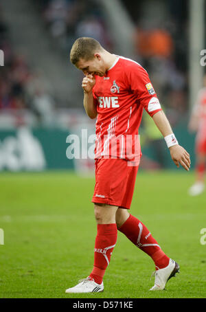 La colonia Lukas Podolski lascia il passo dopo un infortunio durante la Bundesliga partita di calcio FC Colonia vs Hertha Berlino presso RheinEnergieStadium a Colonia, Germania, 03 aprile 2010. Foto: Rolf Vennenbernd Foto Stock