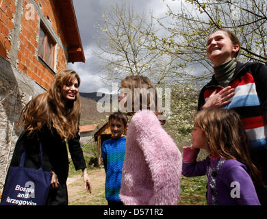 Datata UNHCR handout foto rilasciata il 06 aprile 2010 di una famiglia bosniaca incontro UNHCR Ambasciatrice di buona volontà, Angelina Jolie (L), durante l'attrice' visita al villaggio di Medjedja vicino orientale città bosniache di Gorazde, 50 chilometri a est di Sarajevo. Foto: UNHCR/Aziz / HANDOUT / solo uso editoriale Foto Stock