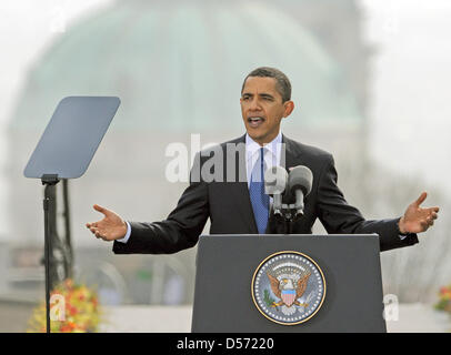 (FILE) un file immagine datata 05 aprile 2010 del Presidente degli Stati Uniti Barack Obama a parlare per la sua visione di un mondo libero dal nucleare di fronte ad una platea entusiastica di Praga, Repubblica Ceca. Circa un anno dopo la sua ampiamente notato discorso davanti al Castello di Praga, Obama incontrerà il suo omologo russo Dmitry Medvedev nella "Città d'oro" per chiudere a tenuta un ampio trattato di disarmo su 08 Apri Foto Stock