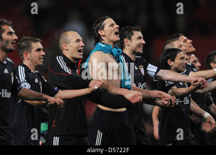 Il Bayern Monaco di Baviera i giocatori di festeggiare la conquista della UEFA Champions League quarti di finale di partita Manchester United vs Bayern Monaco presso lo Stadio Old Trafford a Manchester in Gran Bretagna, 07 aprile 2010. Il Manchester United ha vinto la seconda gamba 3-2, ancora Monaco di Baviera si sposta fino alla semi-finale vincendo 4-4 sull'aggregato e lontano gli obiettivi. Foto: ANDREAS GEBERT Foto Stock