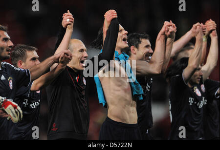 Monaco di Baviera i giocatori di festeggiare la conquista della UEFA Champions League quarti di finale di partita Manchester United vs Bayern Monaco presso lo Stadio Old Trafford a Manchester in Gran Bretagna, 07 aprile 2010. Il Manchester United ha vinto la seconda gamba 3-2, ancora Monaco di Baviera si sposta fino alla semi-finale vincendo 4-4 sull'aggregato e lontano gli obiettivi. Foto: ANDREAS GEBERT Foto Stock