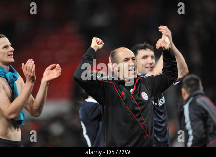 Monaco di Baviera i giocatori di festeggiare la conquista della UEFA Champions League quarti di finale di partita Manchester United vs Bayern Monaco presso lo Stadio Old Trafford a Manchester in Gran Bretagna, 07 aprile 2010. Il Manchester United ha vinto la seconda gamba 3-2, ancora Monaco di Baviera si sposta fino alla semi-finale vincendo 4-4 sull'aggregato e lontano gli obiettivi. Foto: ANDREAS GEBERT Foto Stock