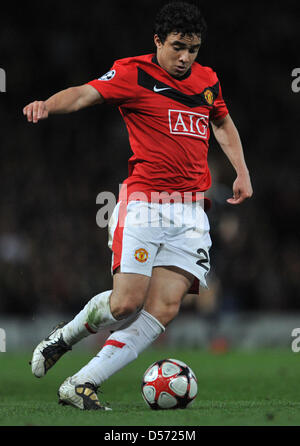 Regno di Rafael controlla il pallone durante la UEFA Champions League quarti di finale di partita Manchester United vs Bayern Monaco presso lo Stadio Old Trafford a Manchester in Gran Bretagna, 07 aprile 2010. Il Manchester United ha vinto la seconda gamba 3-2, ancora Monaco di Baviera si sposta fino alla semi-finale vincendo 4-4 sull'aggregato e lontano gli obiettivi. Foto: ANDREAS GEBERT Foto Stock