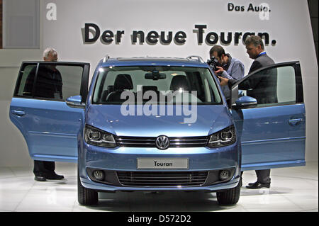 Visitatori check out la nuova Volkswagen Touran in corrispondenza di una prima mondiale presso l'Auto Mobil International (AMI) car show di Lipsia, in Germania, 09 aprile 2010. Più di 500 espositori sono attesi per la ventesima edizione di AMI, più di 60 Mondiale, Europeo e Tedesco anteprime saranno presentate dal 10 al 18 aprile 2010. Foto: JAN WOITAS Foto Stock