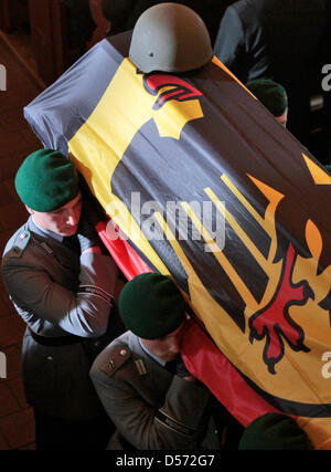 Bundeswehr soldati portano la bara di uno dei compagni uccisi durante la obsequies in St Lamberti chiesa in Selsingen, Germania, 09 aprile 2010. Tre i paracadutisti sono stati uccisi in azione durante un combattimento in Afghanistan del Kunduz regione sul 02 aprile 2010, un altro otto soldati sono stati feriti. Foto: JOERG SARBACH Foto Stock