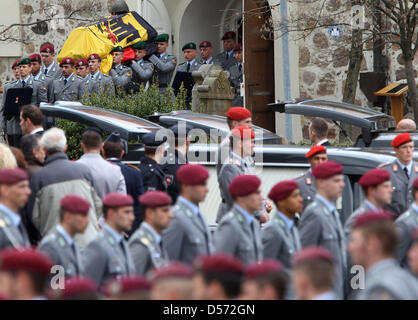 Guardia d'onore Bundeswehr soldati portare la bara di un compagno ucciso dopo la obsequies presso il St Lamberti chiesa in Selsingen, Germania, 09 aprile 2010. Tre i paracadutisti sono stati uccisi in azione durante un combattimento in Afghanistan del Kunduz regione sul 02 aprile 2010, un altro otto soldati sono stati feriti. Foto: JOERN POLLEX Foto Stock