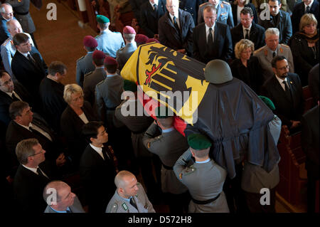 Bundeswehr soldati portare la bara di un compagno ucciso durante la obsequies in St Lamberti chiesa in Selsingen, Germania, 09 aprile 2010. Tre i paracadutisti sono stati uccisi in azione durante un combattimento in Afghanistan del Kunduz regione sul 02 aprile 2010, un altro otto soldati sono stati feriti. Foto: STEFFEN KUGLER Foto Stock