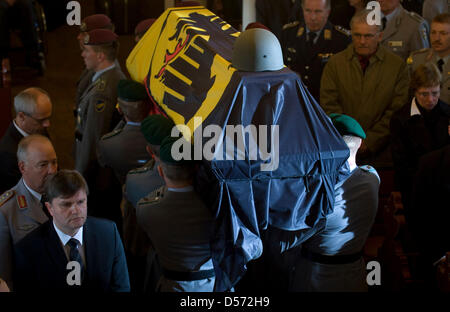 Bundeswehr soldati portare la bara di un compagno ucciso durante la obsequies in St Lamberti chiesa in Selsingen, Germania, 09 aprile 2010. Tre i paracadutisti sono stati uccisi in azione durante un combattimento in Afghanistan del Kunduz regione sul 02 aprile 2010, un altro otto soldati sono stati feriti. Foto: STEFFEN KUGLER Foto Stock