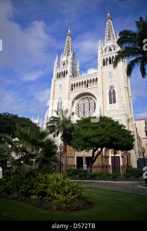 Luminosa facciata della Cattedrale Metropolitana di Guayaquil in Ecuador Foto Stock