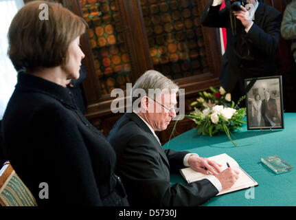 Il presidente tedesco Horst Koehler segni di un libro di condoglianze per la Polonia il Presidente Lech Kaczynski accanto alla moglie Eva Luise in ambasciata polacca a Berlino, Germania, 12 aprile 2010. Kaczynski e 95 altri sono morti in un incidente aereo in Russia il 10 aprile 2010. In Polonia il presidente e una delegazione di alto livello sono stati sul modo per un evento commemorativo per soldati polacchi. Foto: ROBERT SCHLESINGER Foto Stock