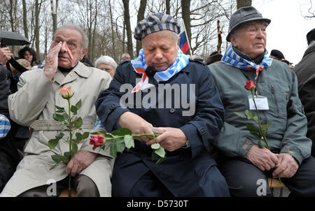 Ryszard Pyrzak (L-R), Henryk Lipka e Benon Kazimierczak dalla Polonia e alcuni 80 sopravvissuti e i loro parenti assistere ad una cerimonia di commemorazione per il sessantacinquesimo anniversario della liberazione del campo di concentramento nazista Mittelbau-Dora vicino a Nordhausen, Germania, 12 aprile 2010. Durante la seconda guerra mondiale i detenuti di camp, che erano state portate da tutta Europa, furono costretti a assemb Foto Stock