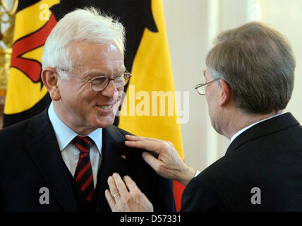 Il presidente tedesco Horst Koehler (R) awards l ex Presidente del Parlamento europeo, Hans-Gert Poettering, Germania's grand Medal of Honor ("Grosses Vedienstkreuz mit Stern und Schulterband") presso il Palazzo Bellevue a Berlino, Germania, 12 aprile 2010. Foto: WOLFGANG KUMM Foto Stock