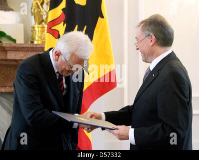 Il presidente tedesco Horst Koehler (R) awards l ex Presidente del Parlamento europeo, Hans-Gert Poettering, Germania's grand Medal of Honor ("Grosses Vedienstkreuz mit Stern und Schulterband") presso il Palazzo Bellevue a Berlino, Germania, 12 aprile 2010. Foto: WOLFGANG KUMM Foto Stock