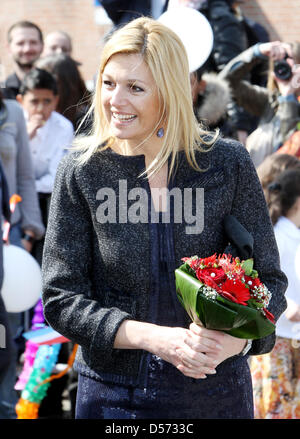 La Principessa Maxima dei Paesi Bassi si apre il nuovo edificio della Fondazione Fakonahof all'Aia, Paesi Bassi, 12 aprile 2010. La Fondazione organizza attività per gli abitanti del Schilderwijk l'Aia. Foto: Patrick van Katwijik Foto Stock