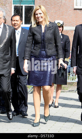 La Principessa Maxima dei Paesi Bassi si apre il nuovo edificio della Fondazione Fakonahof all'Aia, Paesi Bassi, 12 aprile 2010. La Fondazione organizza attività per gli abitanti del Schilderwijk l'Aia. Foto: Patrick van Katwijik Foto Stock