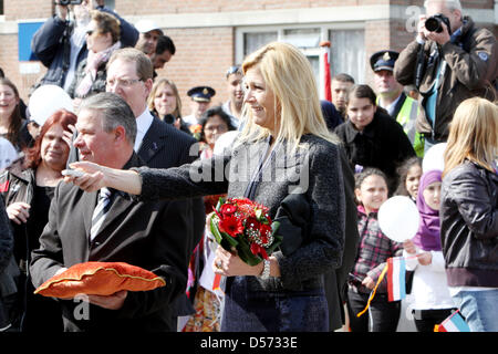 La Principessa Maxima dei Paesi Bassi si apre il nuovo edificio della Fondazione Fakonahof all'Aia, Paesi Bassi, 12 aprile 2010. La Fondazione organizza attività per gli abitanti del Schilderwijk l'Aia. Foto: Patrick van Katwijik Foto Stock