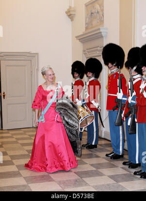 La Regina Margrethe II di Danimarca arriva per la cena ufficiale partito nella celebrazione della regina il settantesimo compleanno al palazzo di Christiansborg a Copenhagen, in Danimarca, il 13 aprile 2010. La Regina Margrethe II diventa 70 il 16 aprile. Foto: Patrick van Katwijk Foto Stock