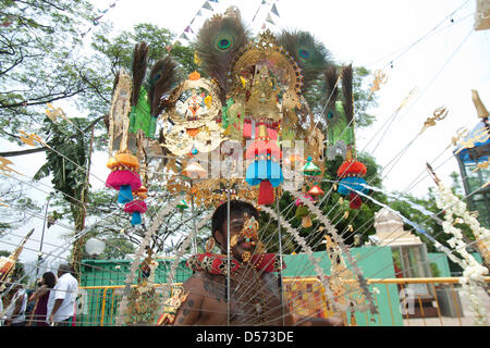 Singapore. Il 26 marzo 2013. Il festival di Thaipusam commemora la vittoria del bene sul male e che viene celebrato da Hindu devoti che portano il fardello fisico noto come Kavadi con sbandieratori e prendere per piercing loro guance e alette Credito: Amer Ghazzal/Alamy Live News Foto Stock