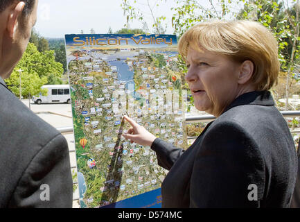 Il cancelliere tedesco Angela Merkel durante una chiamata di foto sulla terrazza di un edificio di SAP in Palo Alto, USA, 15 aprile 2010. In seguito le sue visite a Berkely e università di Stanford Merkel si è incontrato con gli imprenditori tedeschi nella Silicon Valley, dove queste hanno avviato numerosi software e imprese di commercio elettronico. Foto: Governo Federale Tedesco/ Bergmann Foto Stock