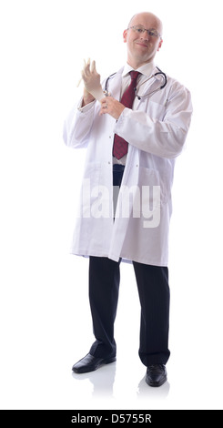 Ritratto di coppia medico indossando camice mentre sorridente su sfondo nero Foto Stock