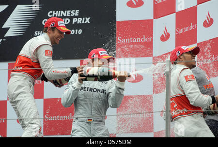 British driver di Formula Uno Jenson Button alla McLaren Mercedes (L-R), il tedesco Nico Rosberg della Mercedes GP e il britannico Lewis Hamilton della McLaren Mercedes festeggiare sul podio dopo il Gran Premio di Formula Uno di Cina a Shanghai nel Circuito Internazionale di Shanghai, in Cina, 18 aprile 2010. Button ha vinto davanti al compagno di squadra Hamilton e Rosberg. Foto: Peter Steffen Foto Stock