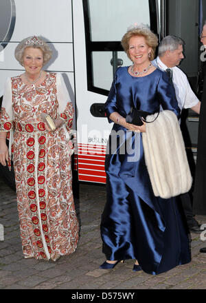 La regina Beatrice dei Paesi Bassi (L) e Regina Anne-Marie della Grecia (R) arrivano per la cena di gala in occasione della celebrazione della Regina Margrethe II di Danimarca il settantesimo compleanno a Fredensborg Palace, Danimarca, 16 aprile 2010. Foto: Patrick van Katwijk Foto Stock