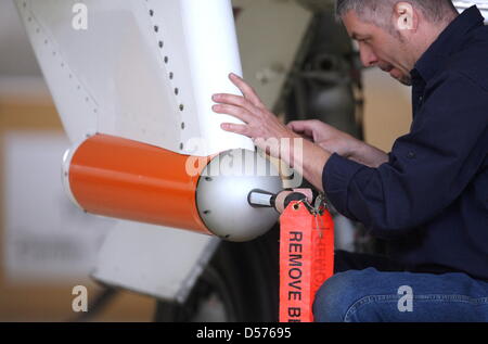 Un membro del personale dell'Istituto di fisica atmosferica prepara la ricerca per tipo di aeromobile Dassault Falcon 20E in Oberpfaffenhofen, Germania, 19 aprile 2010. Il velivolo è programmato per prendere il via per la ricerca di un volo per raccogliere i dati della nube di cenere provocata da una eruzione vulcanica in Islanda che ha portato il traffico aereo in tutta Europa a un arresto. Foto: KARL-JOSEF HILDENBRAND Foto Stock