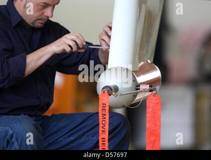 Un membro del personale dell'Istituto di fisica atmosferica prepara la ricerca per tipo di aeromobile Dassault Falcon 20E in Oberpfaffenhofen, Germania, 19 aprile 2010. Il velivolo è programmato per prendere il via per la ricerca di un volo per raccogliere i dati della nube di cenere provocata da una eruzione vulcanica in Islanda che ha portato il traffico aereo in tutta Europa a un arresto. Foto: KARL-JOSEF HILDENBRAND Foto Stock