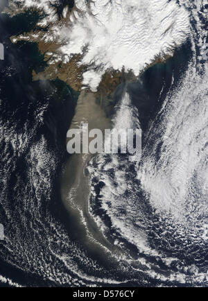 Una dispensa della NASA mostra fotografica della piattaforma satellitare Terra della NASA capture pennacchio di cenere del vulcano islandese il 19 aprile 2010. Della piattaforma satellitare Terra della NASA ha volato sopra il vulcano a 12:50 UTC del 19 aprile 2010 e la risoluzione moderata Imaging Spectroradiometer, o strumento dello spettroradiometro MODIS a bordo di Terra catturato una immagine visibile del pennacchio di cenere dal vulcano Eyjafjallajokull. La pesante pioggia di cenere dal Eyjafjall Foto Stock