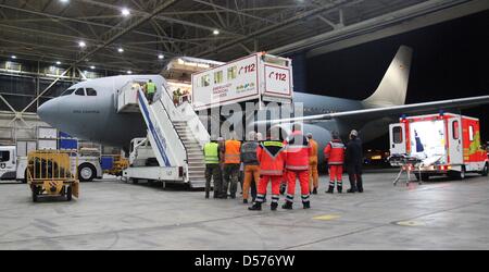 Un tedesco Bundeswehr handout di un contenitore essendo ancorata a un Airbus di tedesco Air Force a sezione militare dell'aeroporto di Colonia/Bonn, Germania, 21 aprile 2010. Airbus ha proposto cinque forze armate tedesche soldati da WIA Istabul, Turchia a Colonia per ulteriore trasporto per la Bundeswehr ospedale di Coblenza, Germania. I soldati sono stati feriti in azione durante un combattimento in Afg Foto Stock