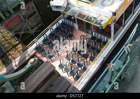 Sedie vuote in tour in barca deck Foto Stock
