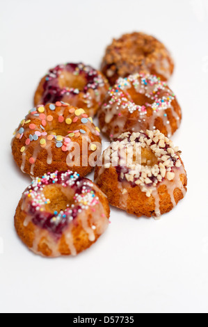 Anello Mini torte farcite con zucchero prodotti dolciari e dadi Foto Stock