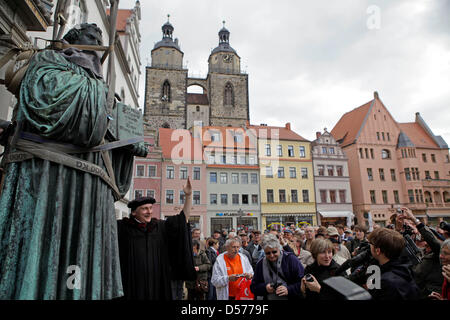 Lutero attore Bernhard Naumann svolge il suo ruolo mentre un memoriale di Martin Lutero è caricato su un camion a Wittenberg (Germania), 22 aprile 2010. I monumenti commemorativi del reformer Luther (1483-1546) e il suo compagno i diruttori Philipp Melantone (1497-1560) sarà rinnovato per 1.2 milioni di euro. Entrambi i memoriali tornerà sul giorno della riforma il 31 ottobre 2010. Fino ad allora, artista Ottmar Ho Foto Stock