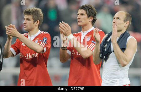 Il Bayern Thomas Mueller (L-R), Mario Gomez e Arjen Robben celebrare dopo la UEFA Champions League semi-finale prima gamba match tra Bundesliga tedesca club FC Bayern Monaco e lato Francese Olympique Lyonnais a stadio Allianz Arena di Monaco di Baviera, Germania, 21 aprile 2010. Il Bayern Monaco sconfitto Lyon 1-0. La seconda gamba match avrà luogo a Lione, in Francia il 27 aprile 2010. Foto: L Foto Stock