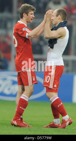 Monaco di Baviera Thomas Mueller (L) e Arjen Robben (R) celebrare dopo la UEFA Champions League semi-finale prima gamba match tra Bundesliga tedesca club FC Bayern Monaco e lato Francese Olympique Lyonnais a stadio Allianz Arena di Monaco di Baviera, Germania, 21 aprile 2010. Il Bayern Monaco sconfitto Lyon 1-0. La seconda gamba match avrà luogo a Lione, in Francia il 27 aprile 2010. Foto: Lukas Barth Foto Stock