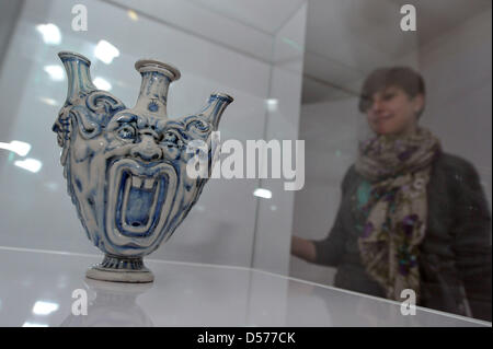 Un Medici vaso di porcellana costituisce parte della mostra "Da un sogno Kingøs per la produzione di massa. Trecento anni di porcellana europea' a 'Porzellanikon' a Hohenberg, Germania, 22 aprile 2010. La mostra segna il trecentesimo anniversario dell'invenzione del procelain. La mostra presenta oltre 1.000 reperti, comprese le opere in prestito da parte di istituzioni internazionali provenienti da 17 paesi. Foto: DA Foto Stock