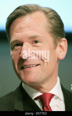 Mathias Doepfner, CEO di media tedeschi gruppo Axel Springer AG, sorrisi durante la riunione generale annuale a Berlino, Germania, 23 aprile 2010. Foto: HANNIBAL HANSCHKE Foto Stock