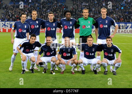 Il team del club inglese FC Fulham (bancata posteriore L-R): Simon Davies, Bobby Zamora, Aaron Hughes, Dickson Etuhu, portiere Mark Schwarzer, Brede Hangeland ; (anteriore L-R) Zoltan Gera, Danny Murphy, Paul KONCHESKY, Damian Duff, Chris Baird posa per una foto di gruppo prima di Europa League semif finale prima gamba match tra lato tedesco Hamburger SV FC vs Fulham ad Amburgo, Germania, 22 Ap Foto Stock