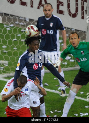 Amburgo è Jerome Boateng (L) e Fulham's Dickson Etuhu (2-L) si contendono la palla nella parte anteriore del Fulham il portiere Mark Schwarzer (R) e Danny Murphy durante l'Europa League semi finale prima gamba match tra lato tedesco Hamburger SV FC vs Fulham ad Amburgo, Germania, 22 aprile 2010. La partita è finita 0-0. Foto: Fabian Bimmer Foto Stock