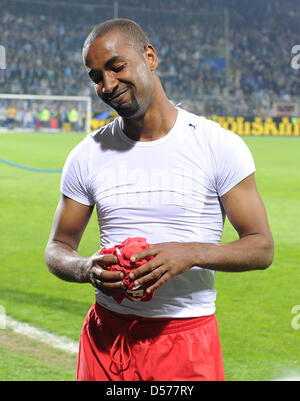 Stuttgart, Cacau sorride dopo il match della Bundesliga Vfl Bochum vs VfB Stoccarda al rewirpower Arena stadium di Bochum, Germania, 23 aprile 2010. Stoccarda sconfitto Bochum 2-0. Foto: ACHIM SCHEIDEMANN Foto Stock