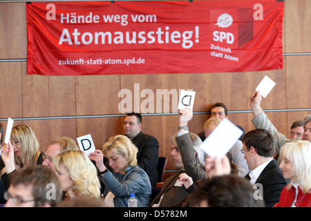 I partecipanti del Meclemburgo Pomerania occidentale DOCUP della conferenza di partito votare su una mozione a Rostock, Germania, 24 aprile 2010. Il 80 i delegati hanno discusso circa le idee di massa di un nuovo programma. I punti principali sono economia e del mercato del lavoro, inprovement per bambini e famiglie, education plus il fissaggio degli interessi generali del paese. Foto: Bernd Wuestneck Foto Stock