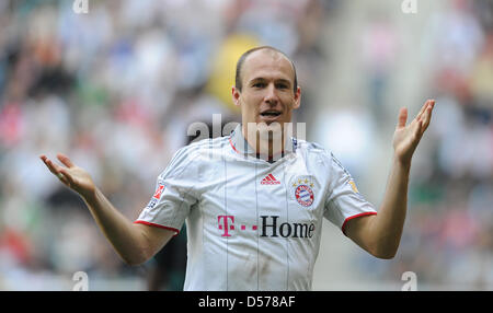 Monaco di Baviera Arjen Robben gesti durante il match della Bundesliga Borussia Moenchengladbach vs Bayern Monaco di Baviera a Borussia-Park in Moenchengladbach, Germania, 24 aprile 2010. Foto: Achim Scheidemann Foto Stock